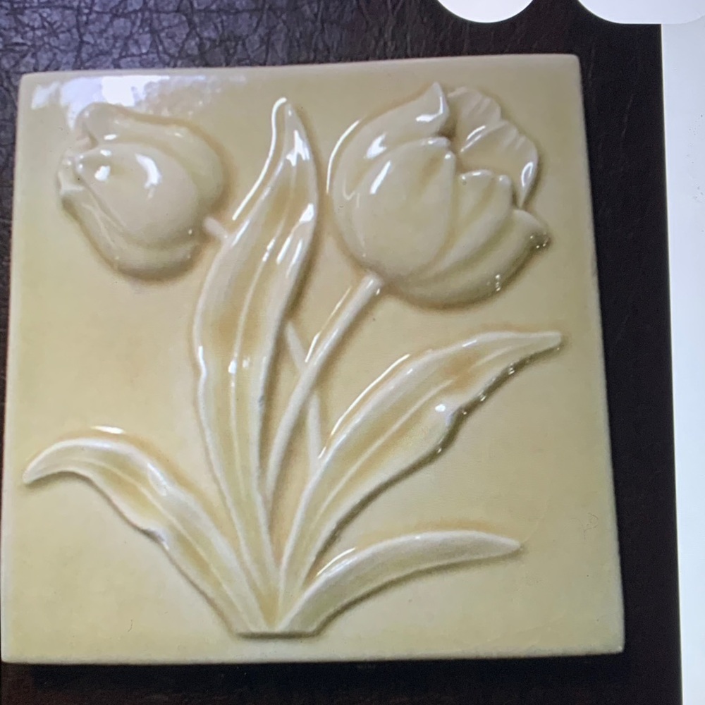 One Accent piece Floral Ceramic Tile in Cream 4c4 inches